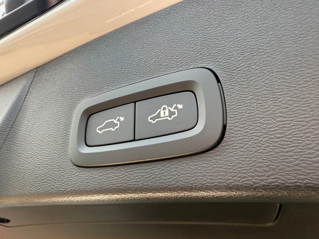 Volvo XC40 B4 Plus Black Edition+7.500€ Preisvorteil+FS-Heizung+ACC+HK+BLIS