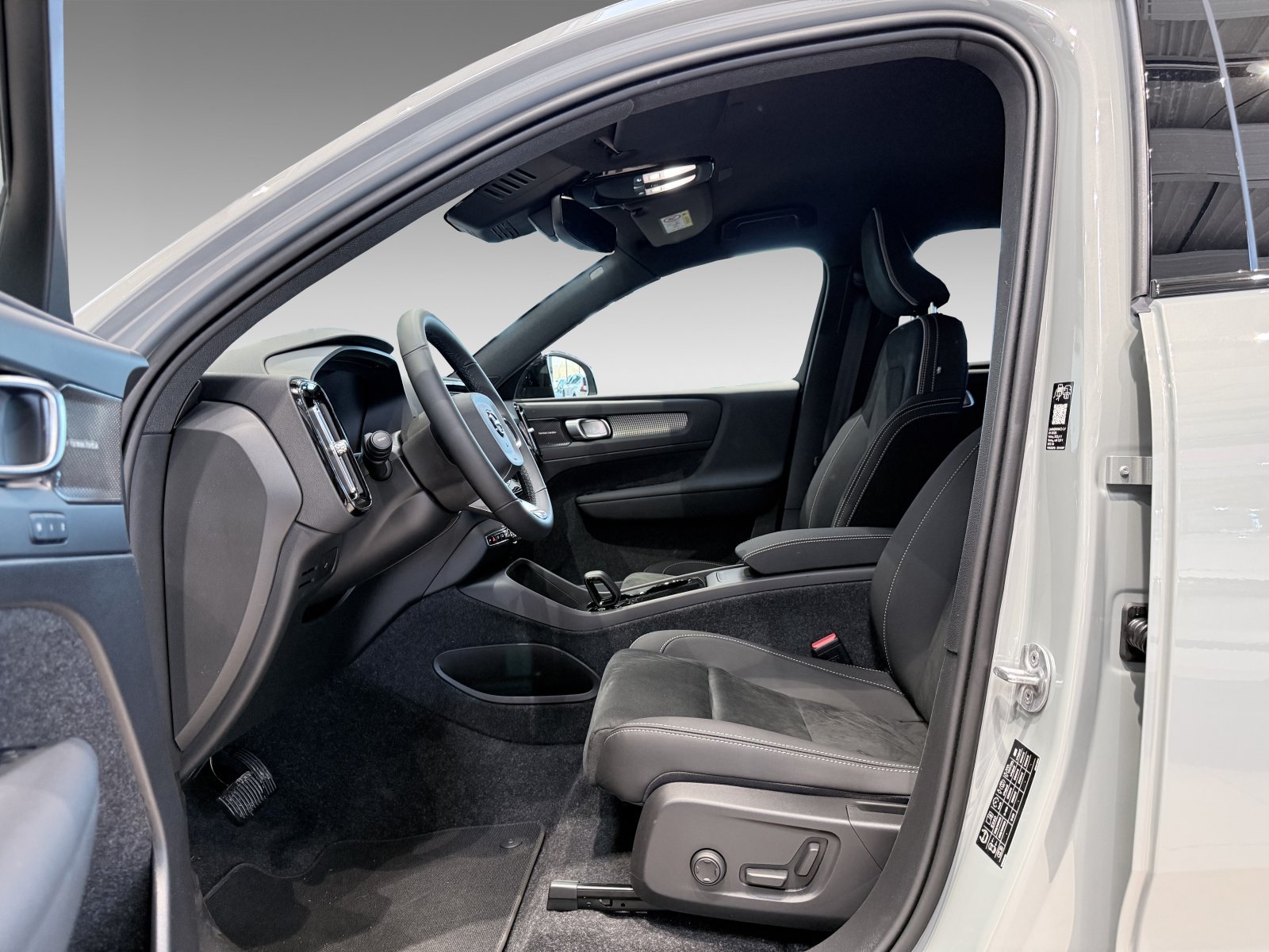 Volvo EX40 Twin Motor Plus Black Edition+Licht+Sitzkomfort+Winter