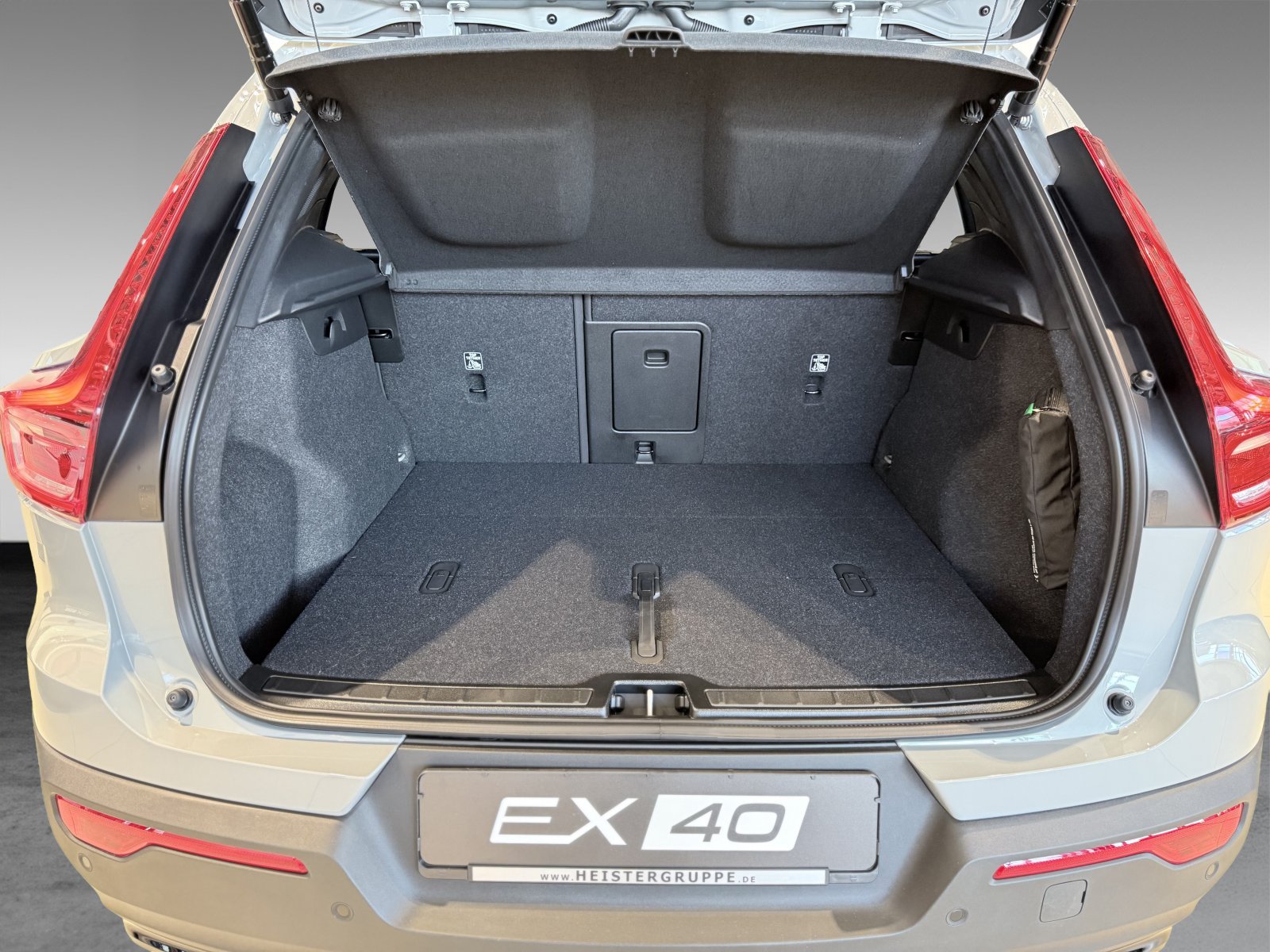Volvo EX40 Twin Motor Plus Black Edition+Licht+Sitzkomfort+Winter