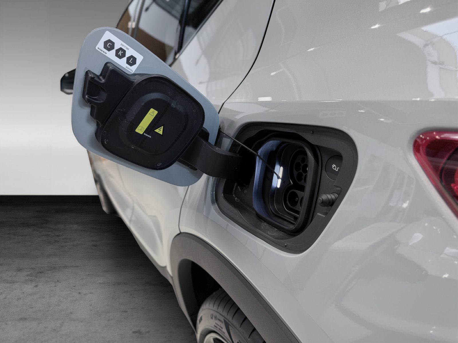 Volvo EX40 Twin Motor Plus Black Edition+Licht+Sitzkomfort+Winter