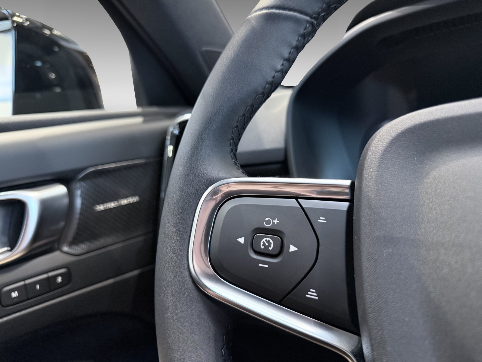 Volvo EX40 Twin Motor Plus Black Edition+Licht+Sitzkomfort+Winter