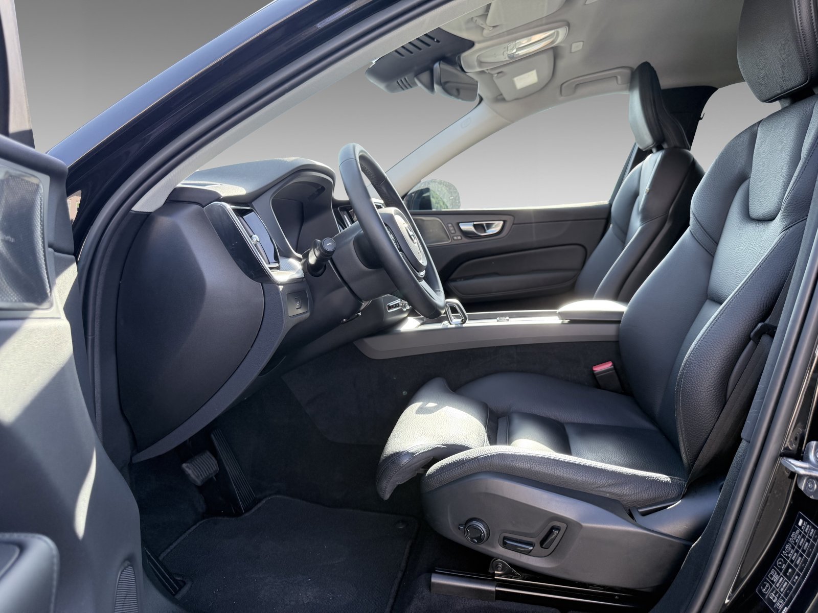 Volvo XC60 B4 D Plus Dark+AHK+Keyless+HK