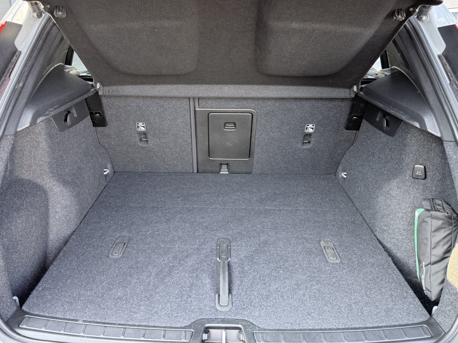 Volvo XC40 B3 Core+Bluetooth+CarPlay+Keyless