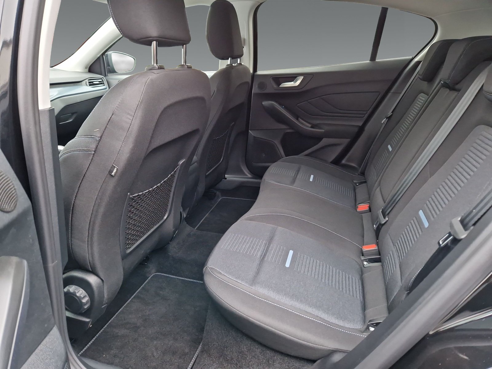 Ford Focus 1.0l Mild-Hybrid Active X, AHK fest, Navi, RfKamera, B&O Soundsystem, Klimaautomatik